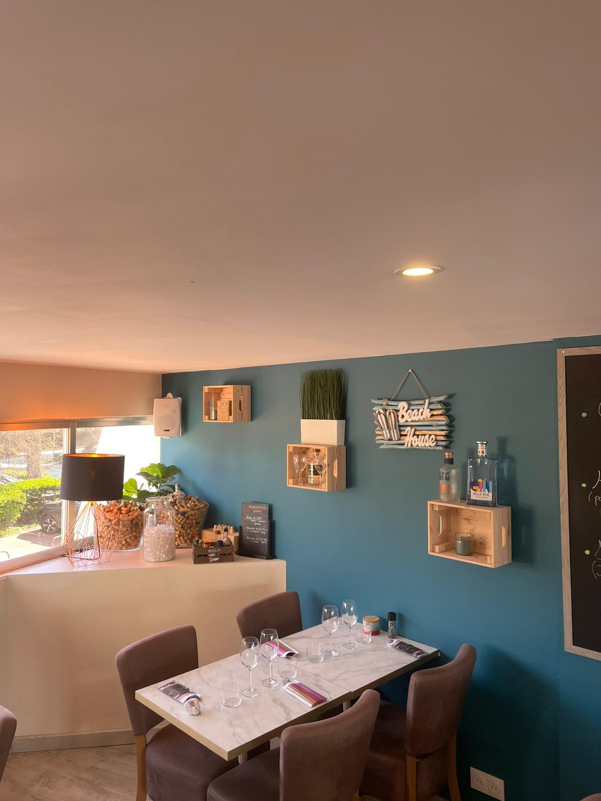 Pièce de viande présentée sur planche en bois