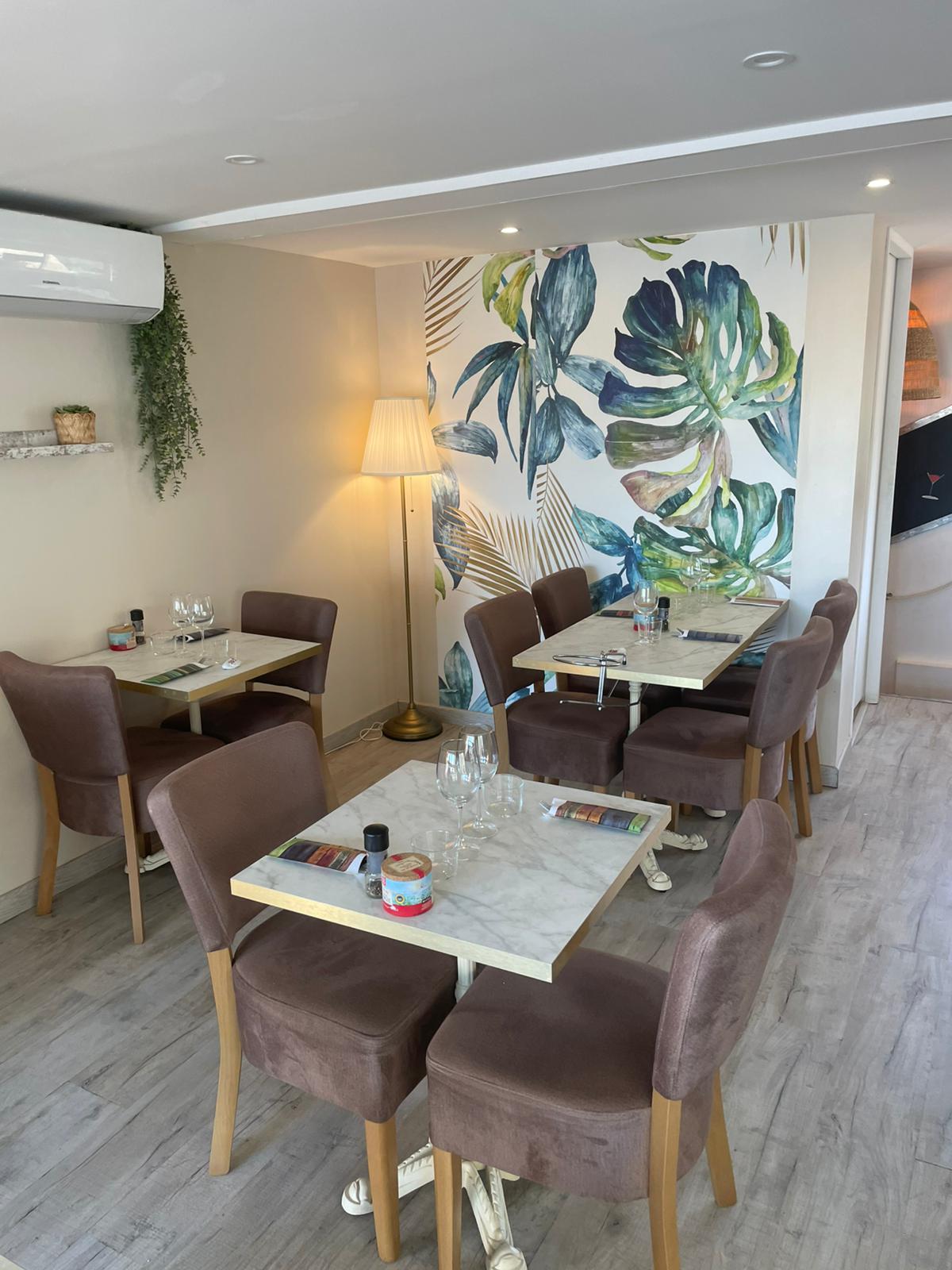 Vue sur la marina depuis la terrasse de Bellano Beach